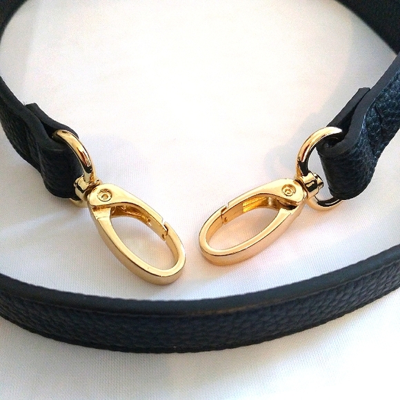 🎁 NWOT Nanette Lapore Black Crossbody Strap with Stunning Gold Hardware - Picture 6 of 10